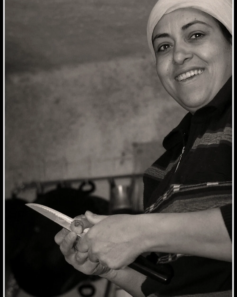 Retrato en blanco y negro de cocinera trabajando